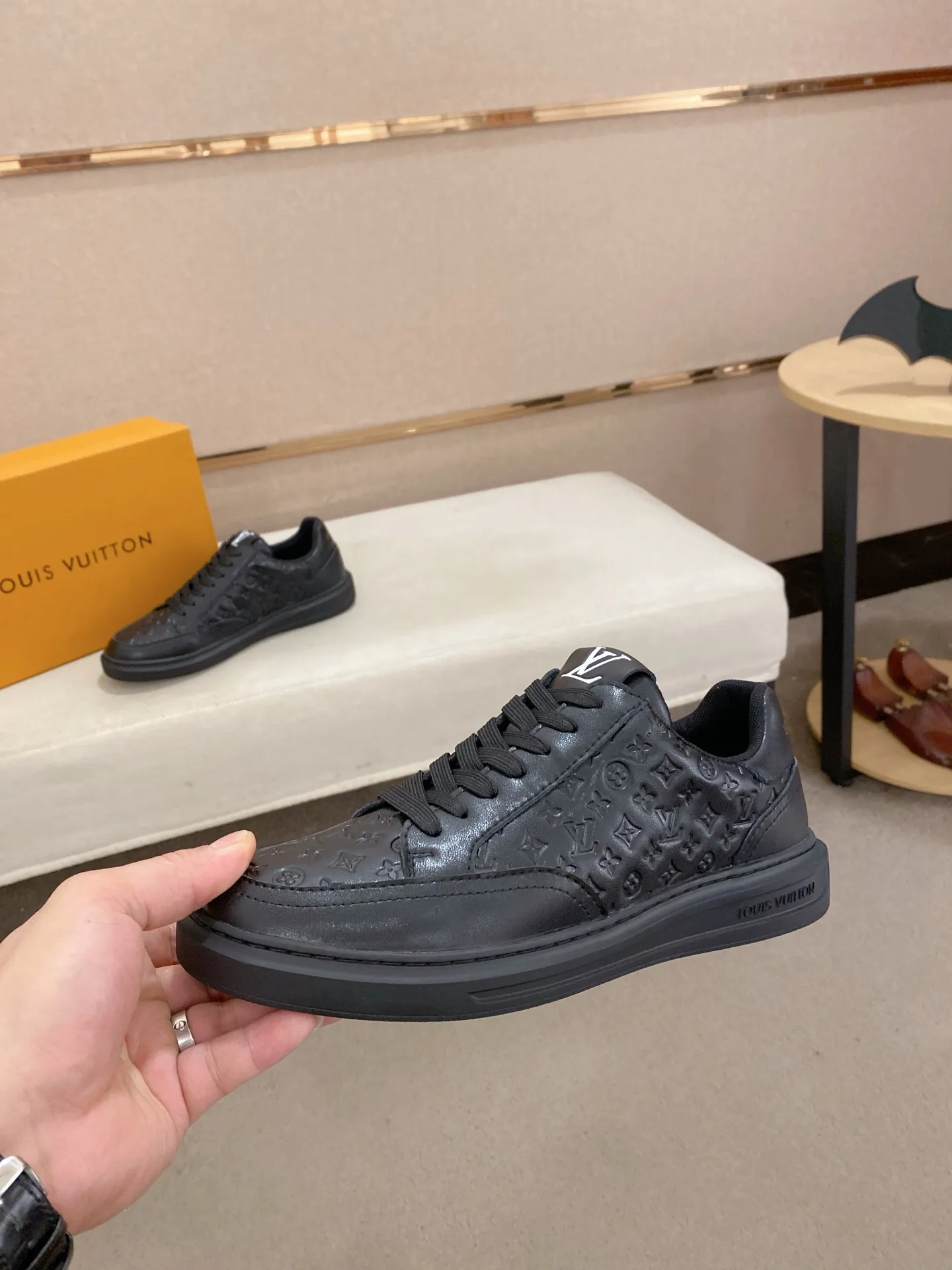 Men's shoes💰:420💰🇮🇹🇮🇹LV Louis Vuitton. The latest trendy casual shoes are popular in physical stores in sizes 38-44. New spring and summer comfortable imported custom original cowhide, unique jacquard fabric element design. Paired with sheepskin lining, Lv original bottom, [taiyang][taiyang] high-end packaging and high quality💪Details determine the quality, you can enter and leave the counter at will, welcome to compare🇮🇹